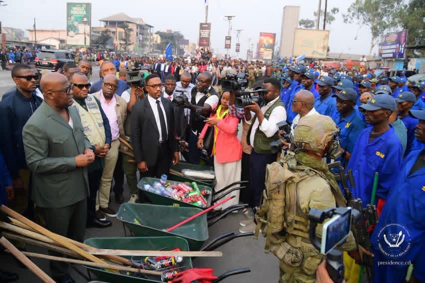 Kinshasa : Tshisekedi inspecte les travaux d’assainissement menés par le Service National