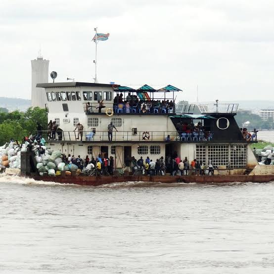 Ebola en RDC : un bateau de plus de 200 passagers immobilisé à 60 km de Kinshasa après un cas suspect