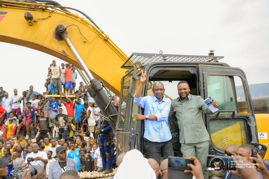 RDC-Kwango : Le Ministre  des Infrastructures et Travaux publics  John Banza lance les travaux du nouveau pont sur la RN1