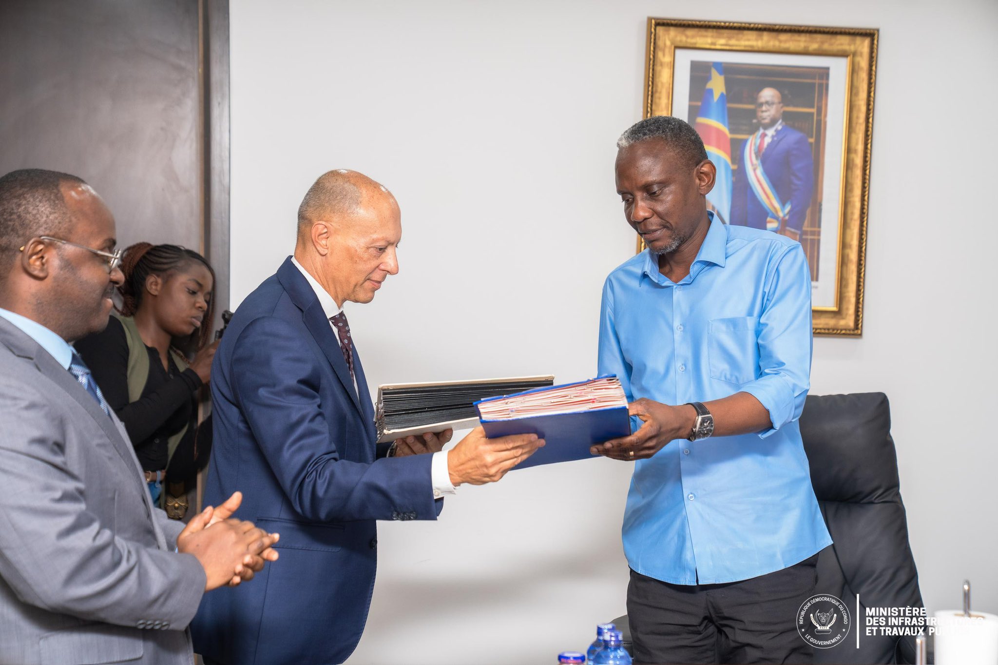 RDC : John Banza Lunda signe un protocole d’accord avec Omatapalo pour les futures cités gouvernementale, parlementaire et judiciaire