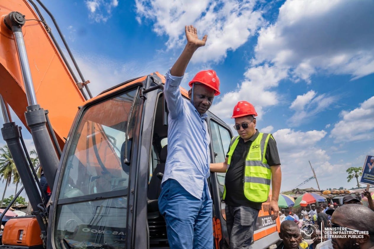 Kinshasa : John Banza Lunda lance les travaux de la route Deuxième République et presse la relance des chantiers à l’arrêt